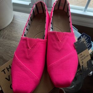 NWT TOMS | size 10 | Neon Pink Canvas